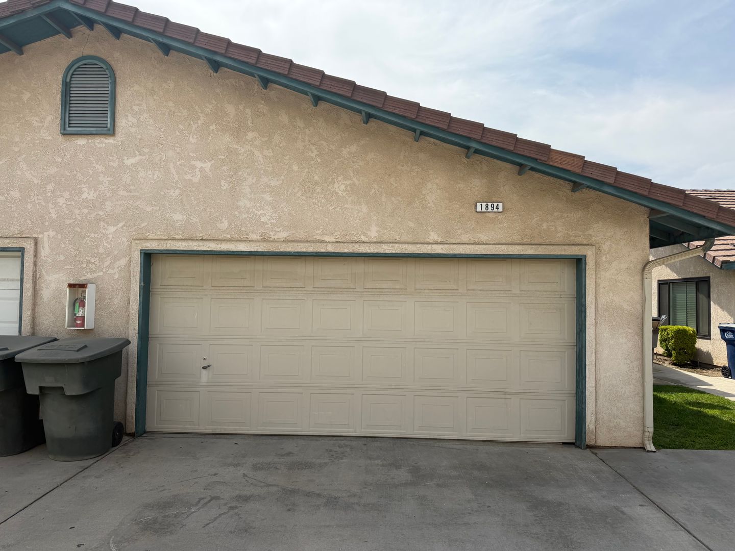 Tulare Apartment: 1860-1896 E Henshaw Ave