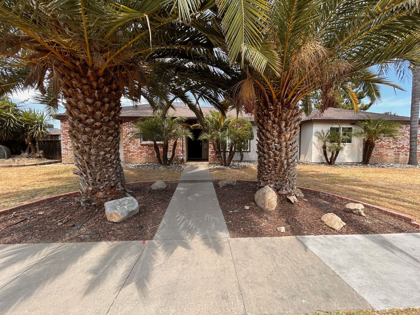 Tulare House: 1201 S E St