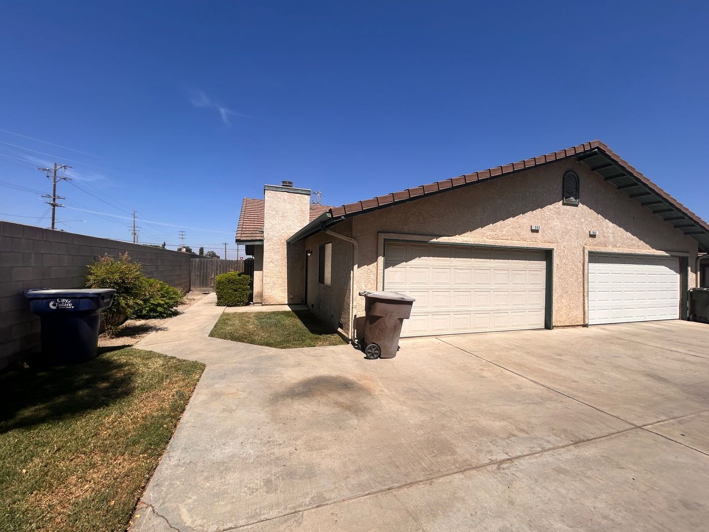 Tulare Apartment: 1900-1952 E Henshaw Ave