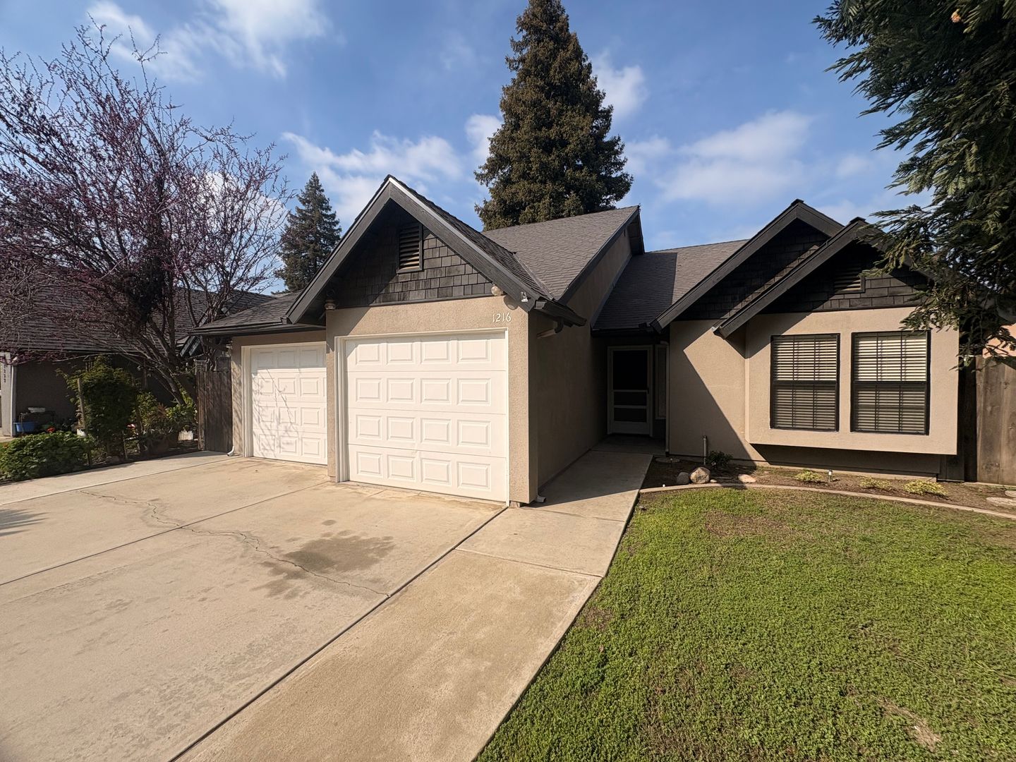 Visalia House: 1216 Whispering Pines Ct