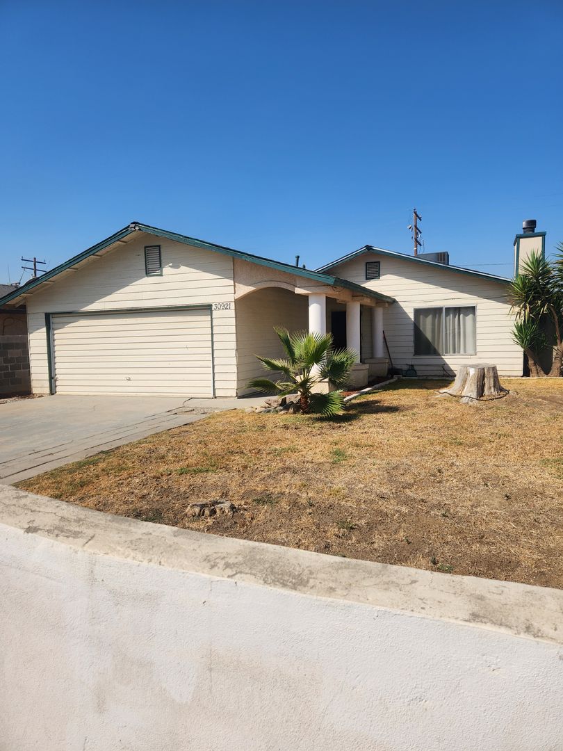 Visalia House: 30921 Commerical Rd