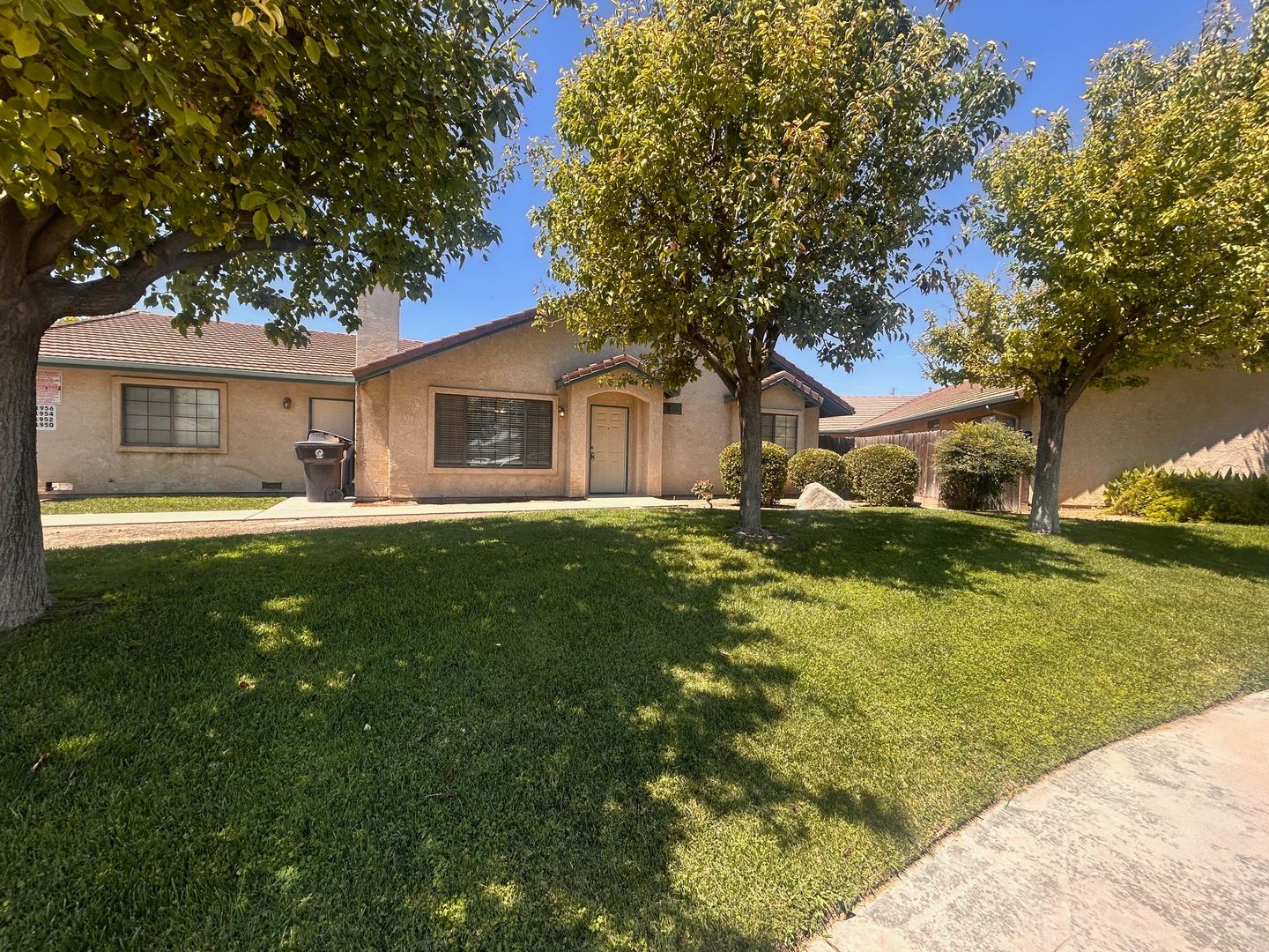 Tulare Apartment: 1900-1952 E Henshaw Ave
