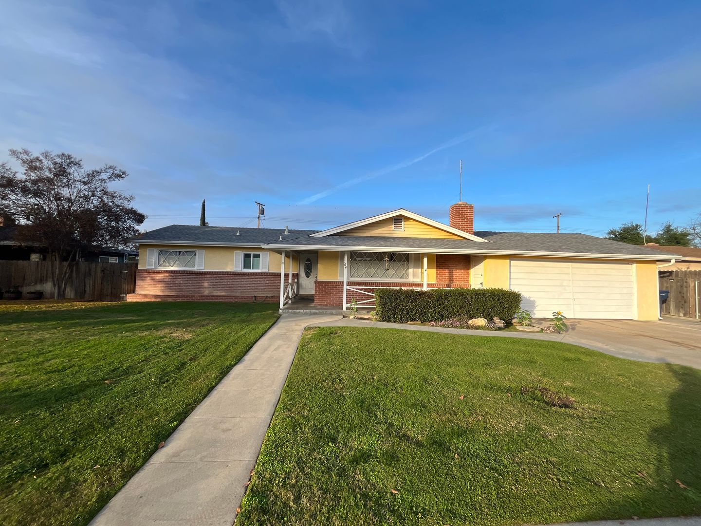 Tulare House: 164 E Gail Ave