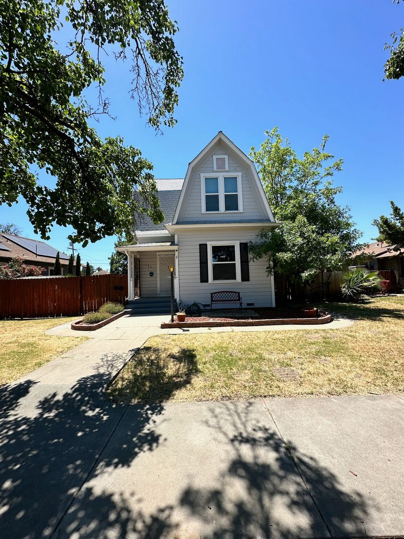 Hanford House: 323 W Myrtle Ave