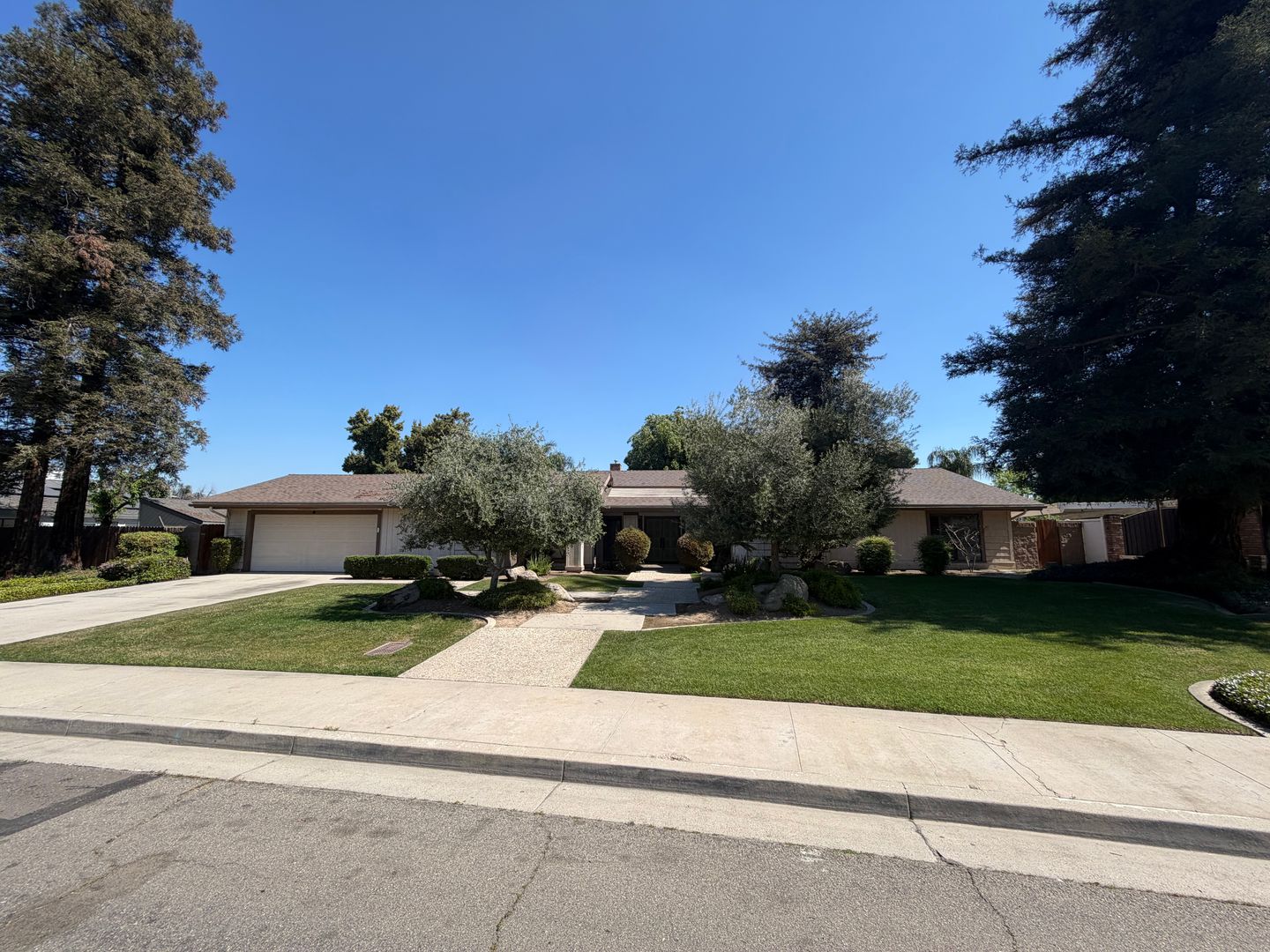 Tulare House: 540 E Estate Dr
