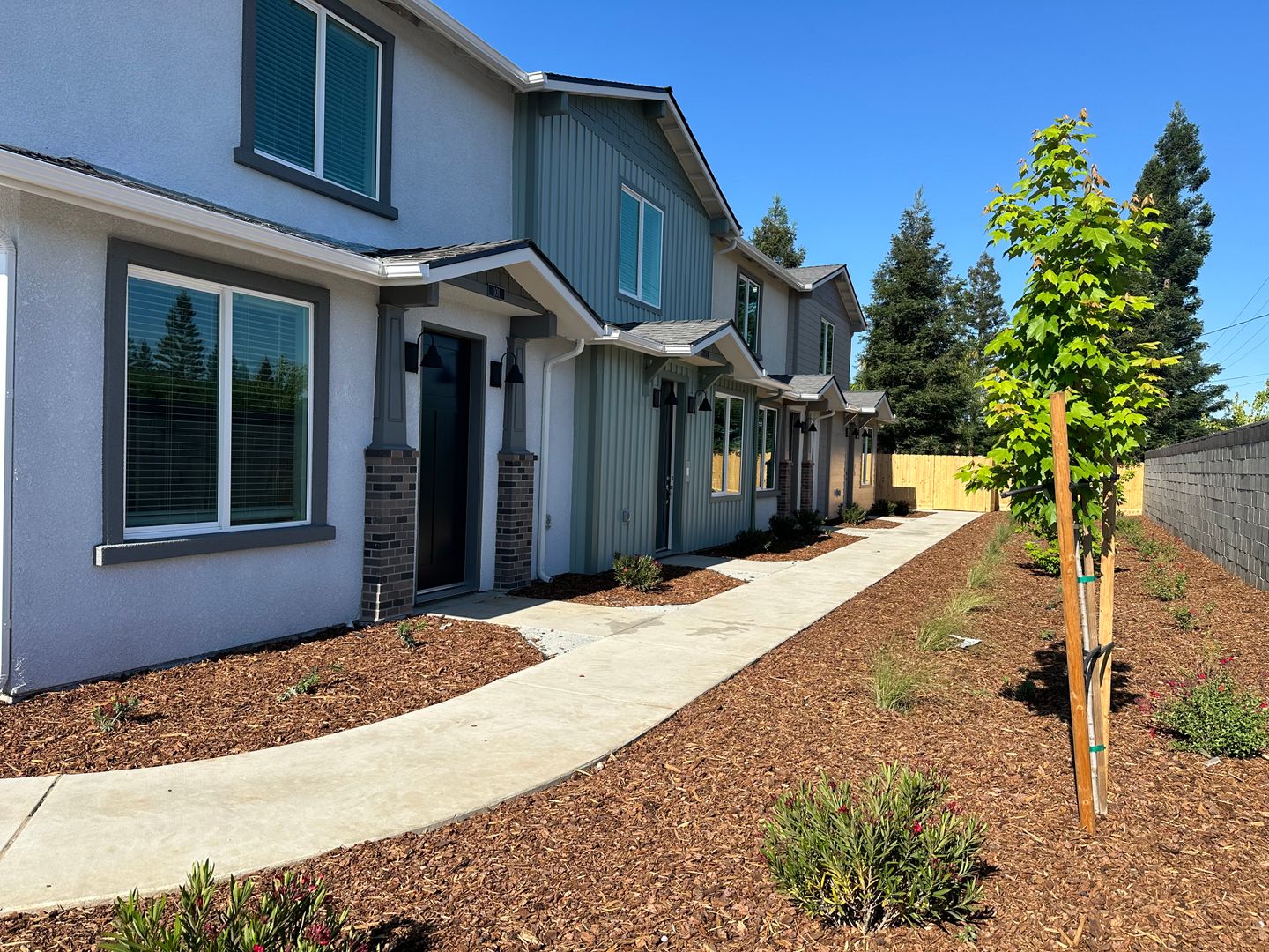 Visalia Apartment: 405 S. Summit