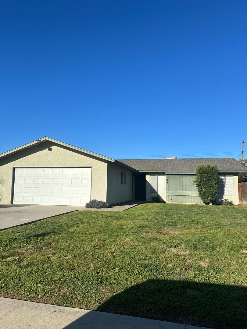 Visalia House: 247 S Simon