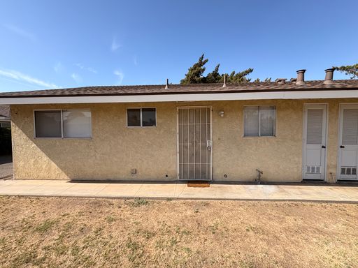 2 bedroom, 1 bathroom apartment close to Mooney Blvd!