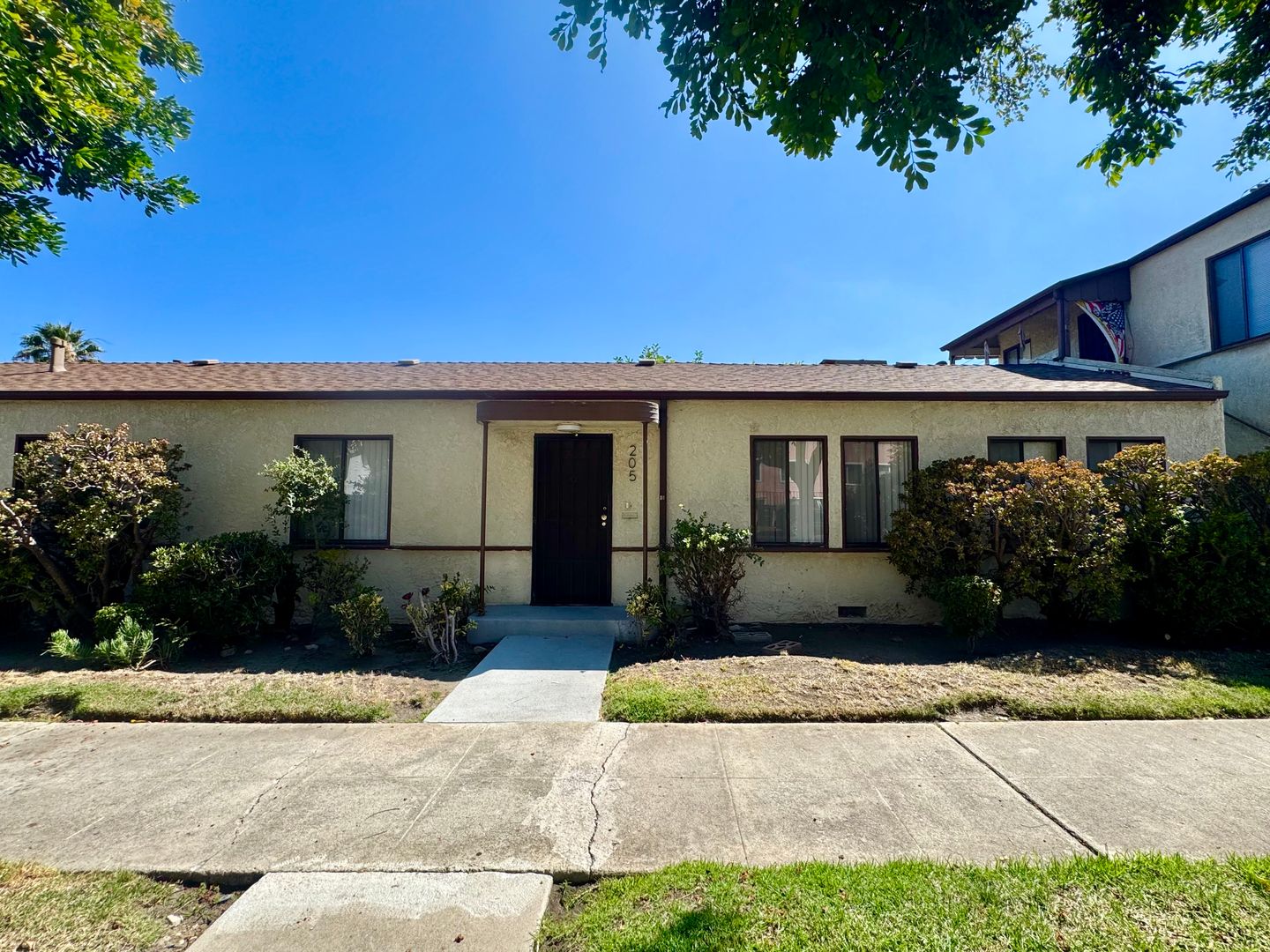 Burbank Apartment: 205 N Kenneth Rd