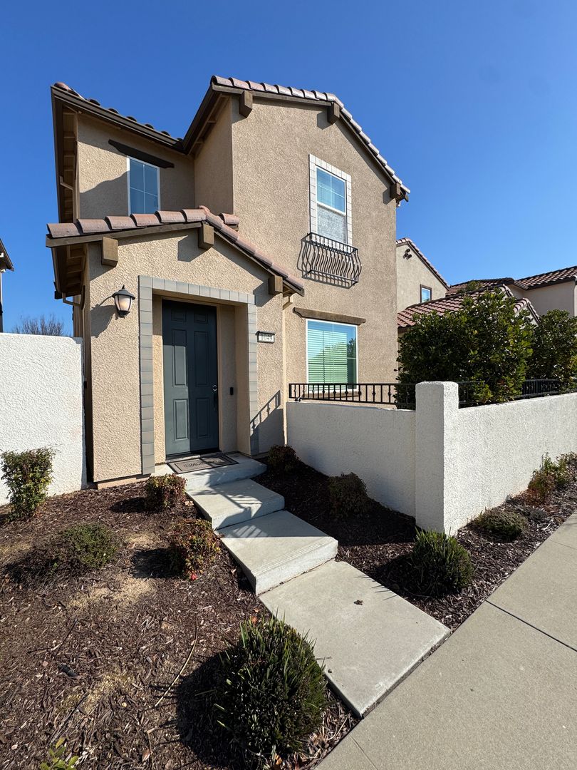 Roseville House: 1049 Chapelhill Lane