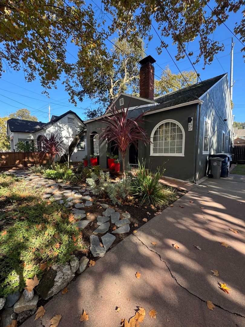 SACRAMENTO Apartment: 2705-07 FREEPORT BLVD