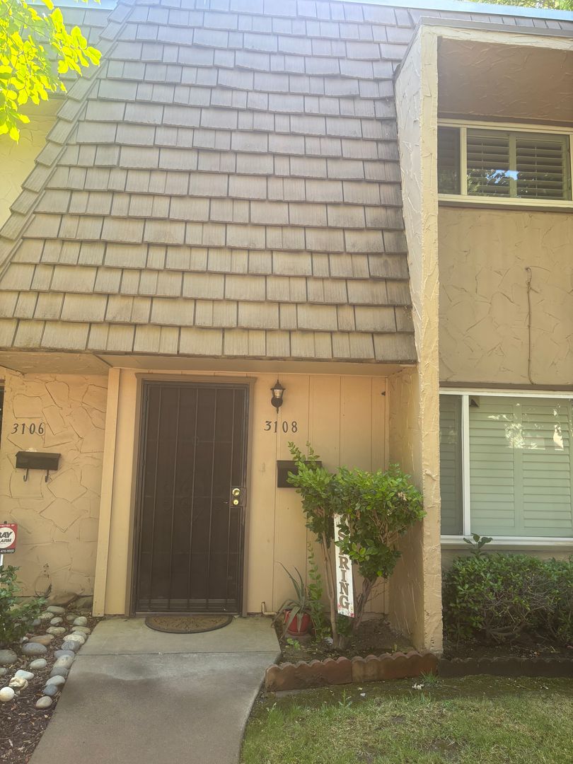 Sacramento Townhome: 3108 Via Grande