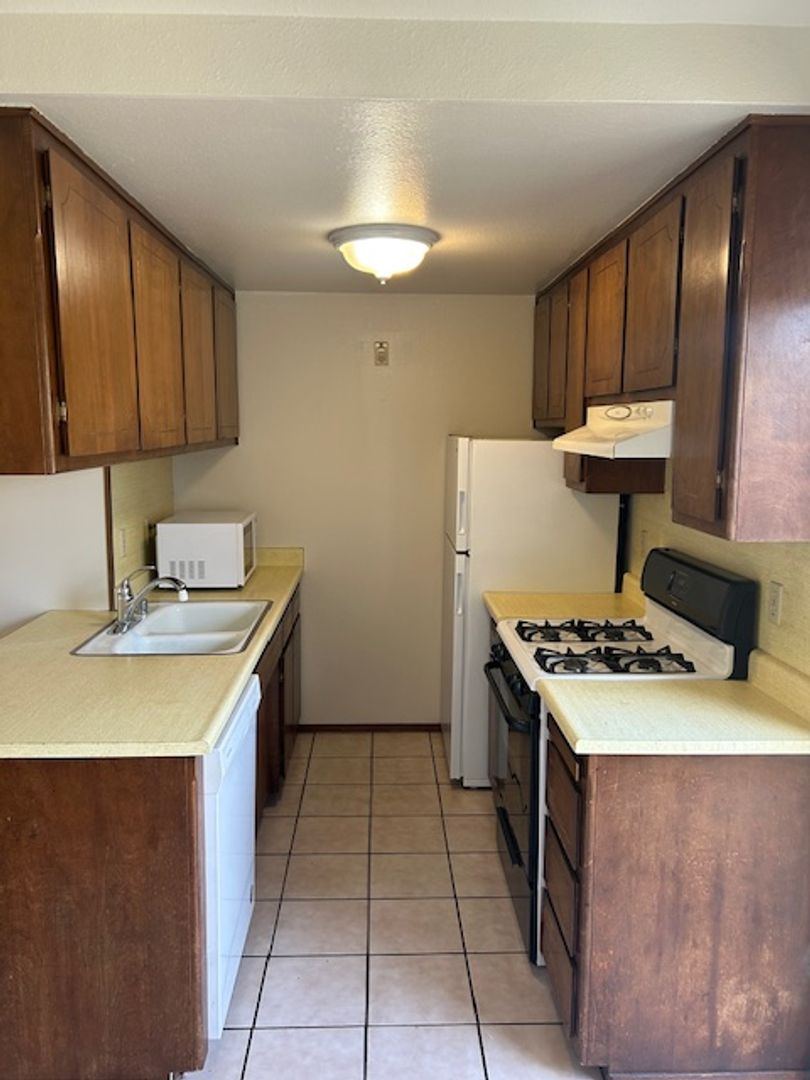 SACRAMENTO Apartment: 4601 KARBET WAY