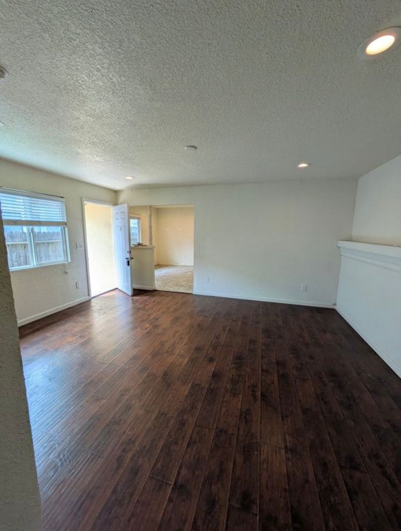 SACRAMENTO Apartment: 5905-07 CLOVER MANOR WAY