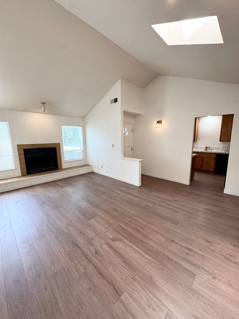 SACRAMENTO House: 1527 HOOD ROAD #E