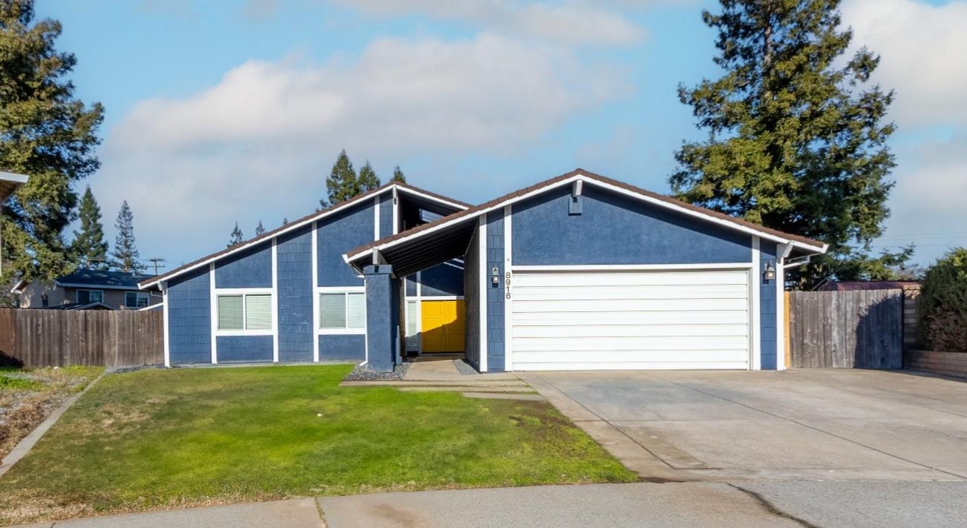 SACRAMENTO House: 8916 RED LEAF WAY