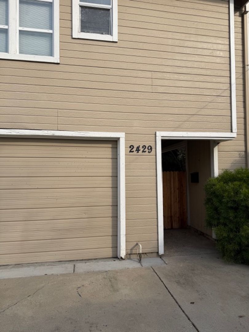 SACRAMENTO Apartment: 2427-2429 WYDA WAY