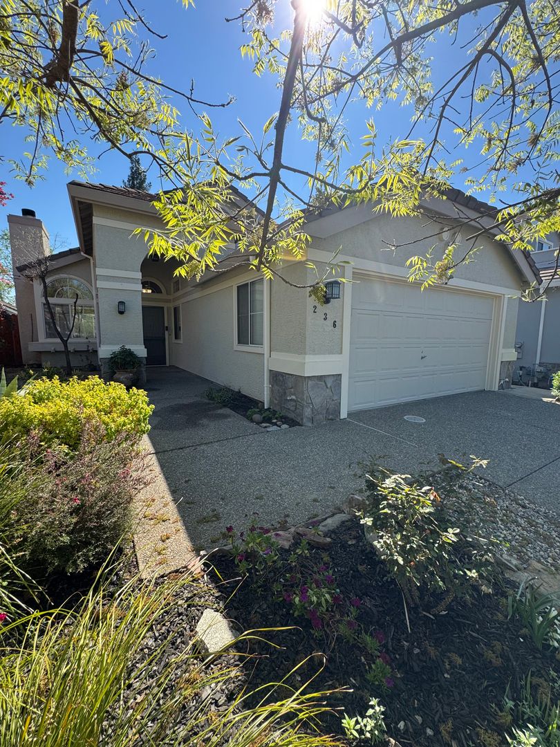 Roseville House: 236 Rochelle Court