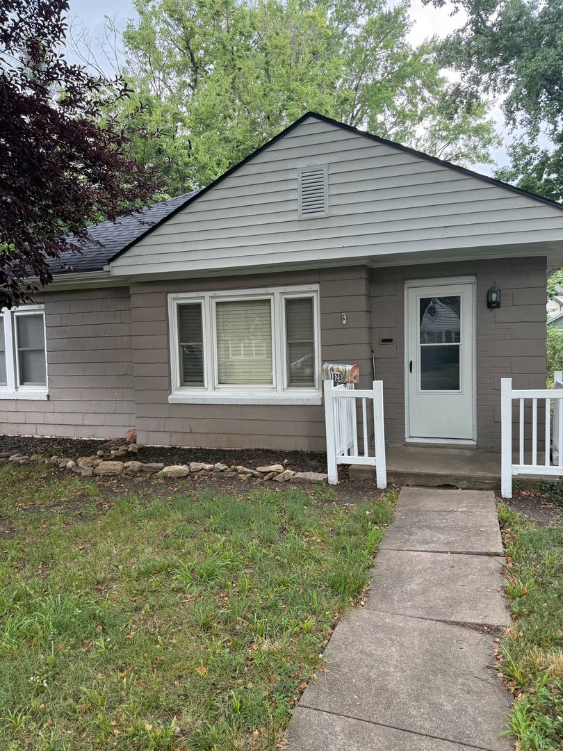 2BR/1BA Overside Double Car Garage