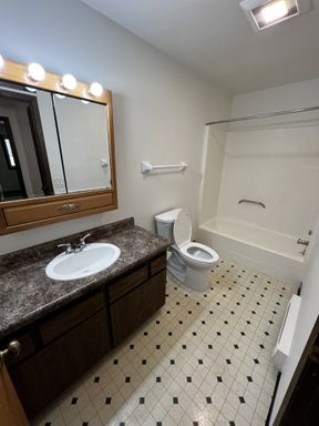 2BD/1BA apartment near McFarland Highschool
