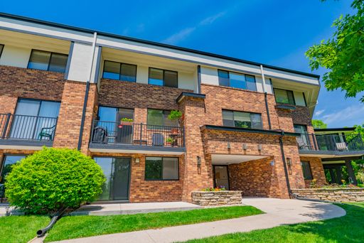 Huge 2 bed/1.5 bath apartment overlooking Lake Wingra! – photo 1