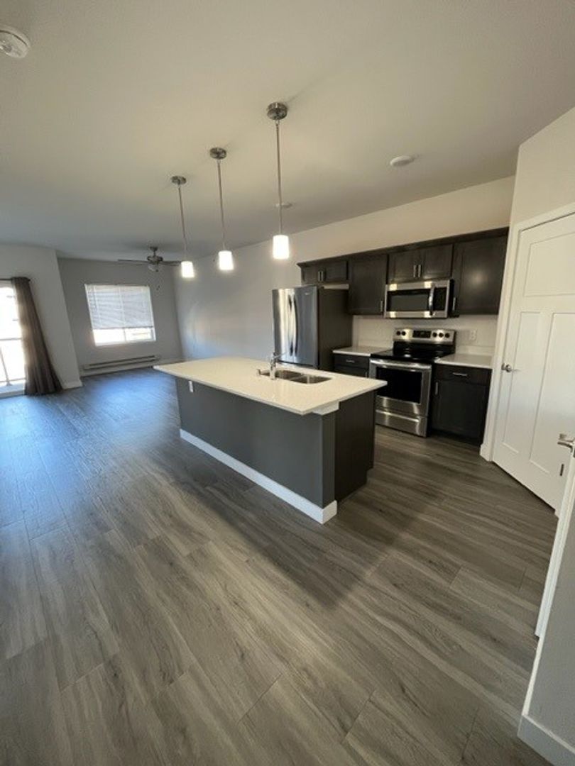 Cottage Grove Apartment: 1400 N Windsor Ave