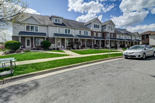 2 Bedroom 2.5 Bathroom PLUS DEN Townhome Available in Prime Location on Madison's West Side! – photo 1