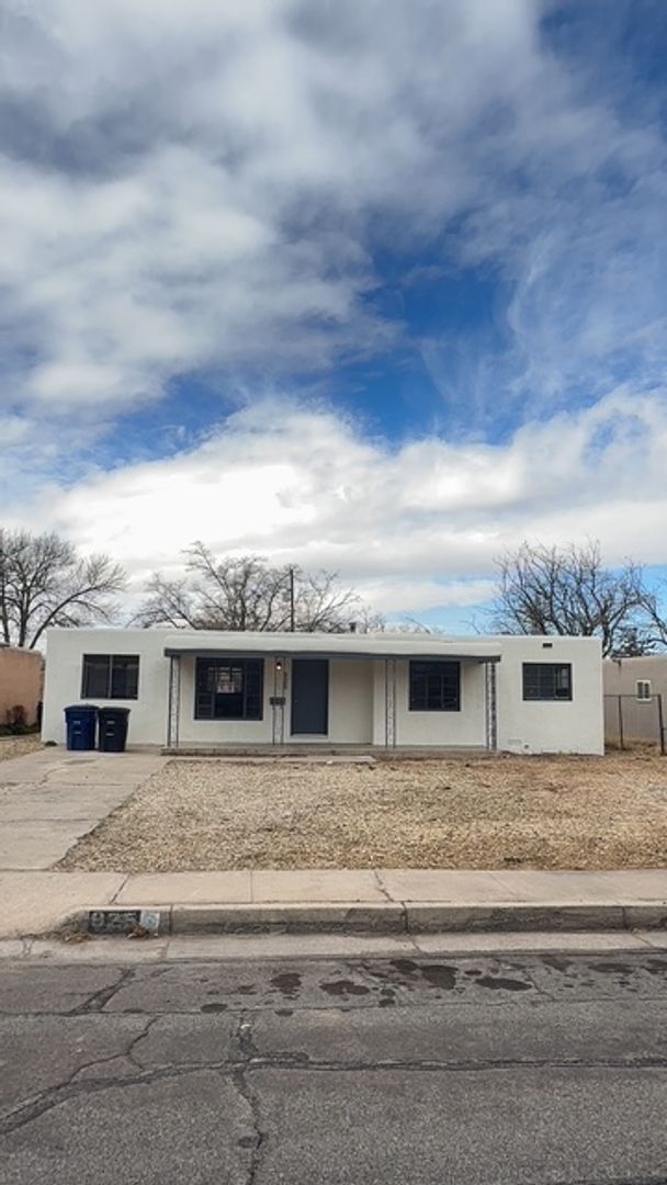 Albuquerque House: 825 Monroe St. NE