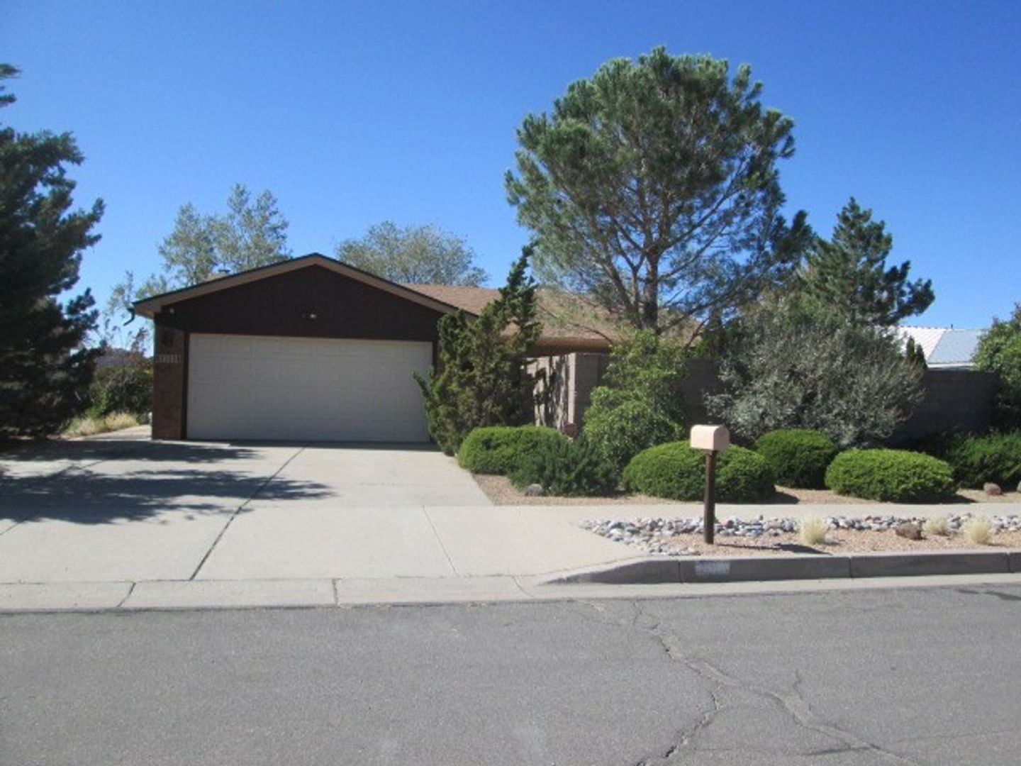 Albuquerque House: 1111  Hupmobile Ct. NE