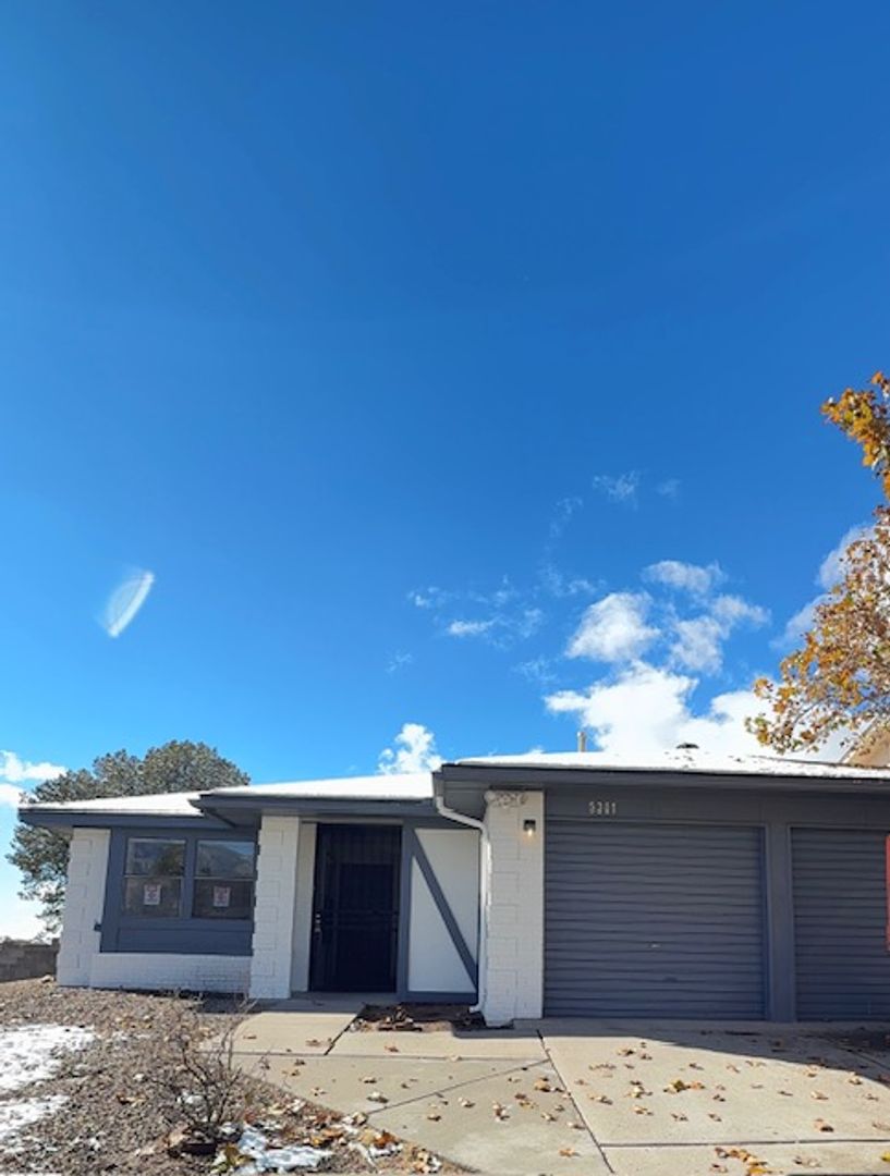 Albuquerque House: 5301 Camino Montano NE