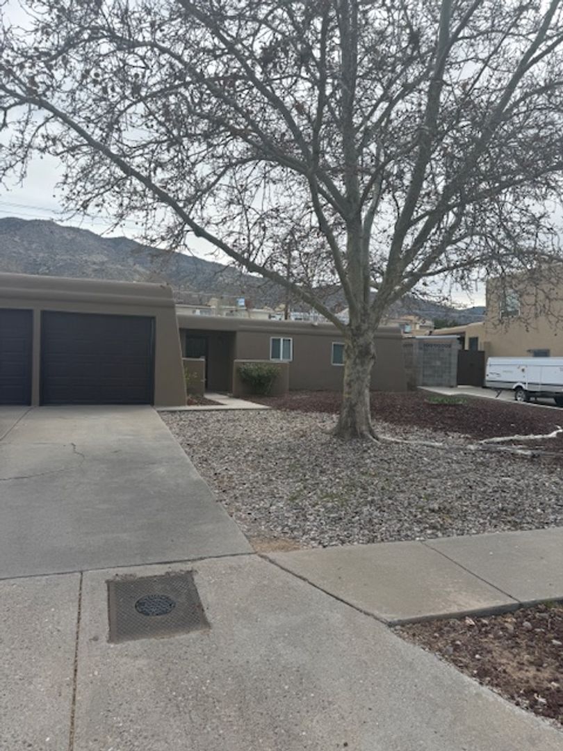 Albuquerque House: 2724 Marie Park Dr NE