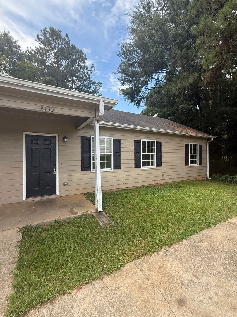 Covington Apartment: 8133 / 8135 Carlton Trail