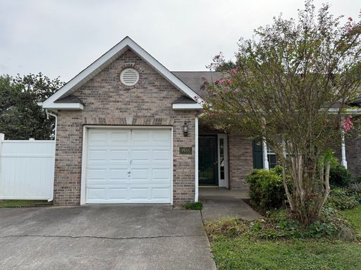 Beautiful 2 Bedroom 2 Bath House in Halls – photo 1