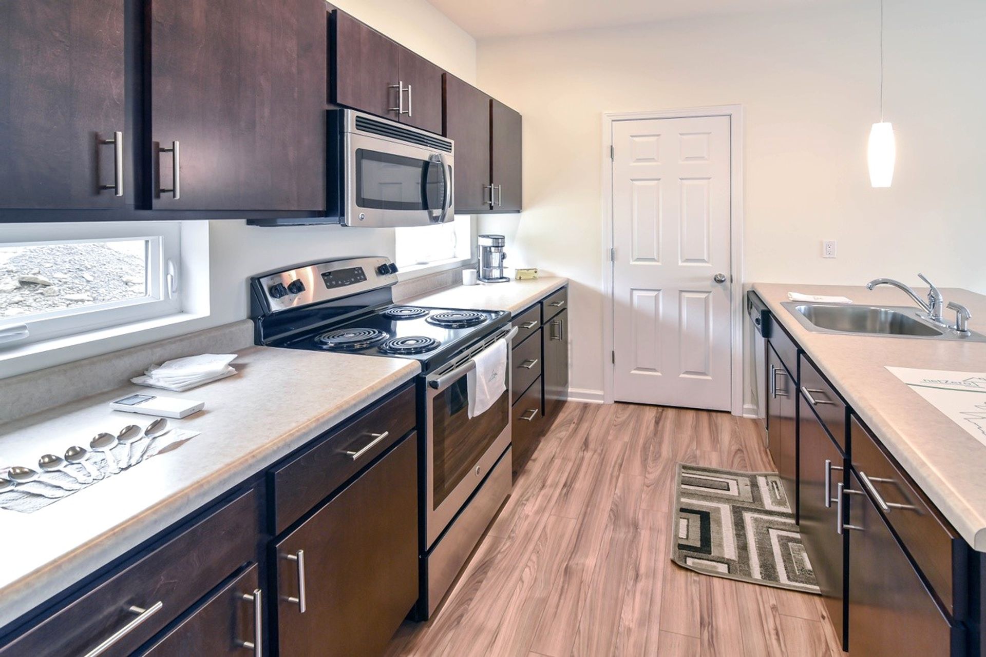 Rotterdam Apartment: 994 Burdeck St.