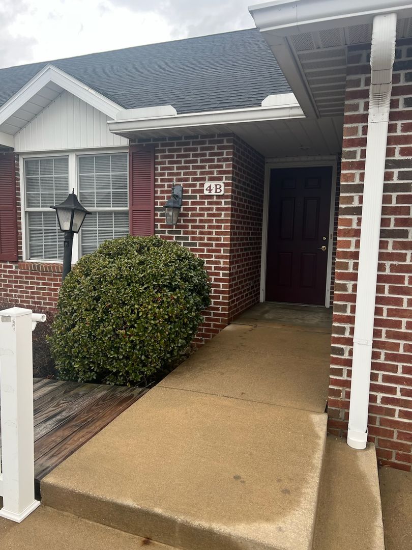 Norton Apartment: 3953 & 3954 Mt. Vernon Blvd.