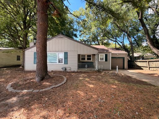2 Bed / 1 Bath House w/ garage and fenced in backyard. – photo 1