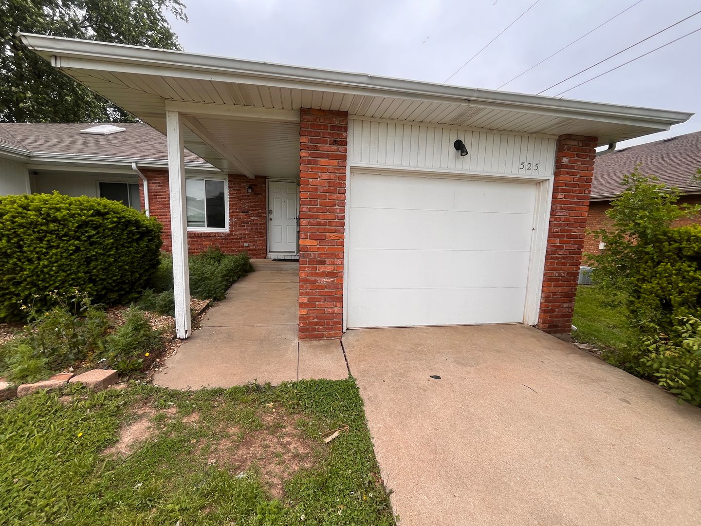 Springfield Apartment: 523 E. Redwood St.