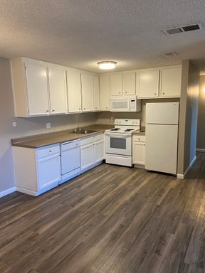 Large 2 bedroom – photo 1