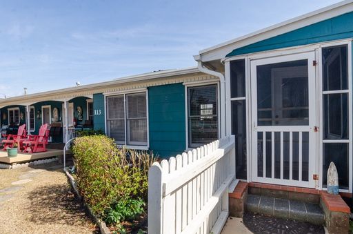 (K174) 113 S. 4th Avenue Room 4 Kure Beach, NC 28449