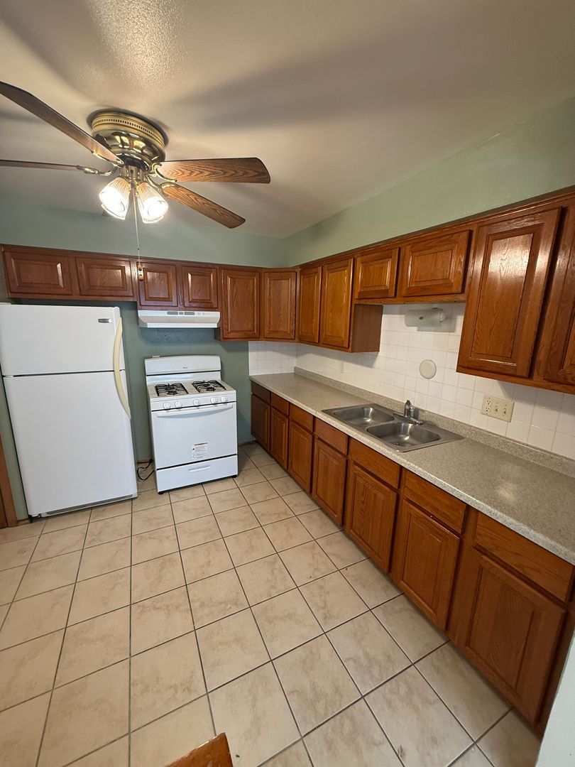 Cudahy Apartment: 3001 E. Adams Avenue - Apt#3