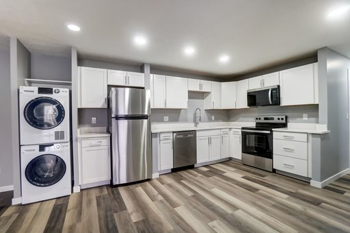 3-Bedroom, 2-Bath With Balcony – photo 1