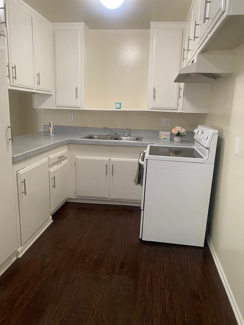 Corona Apartment: 508 S. Victoria Ave.