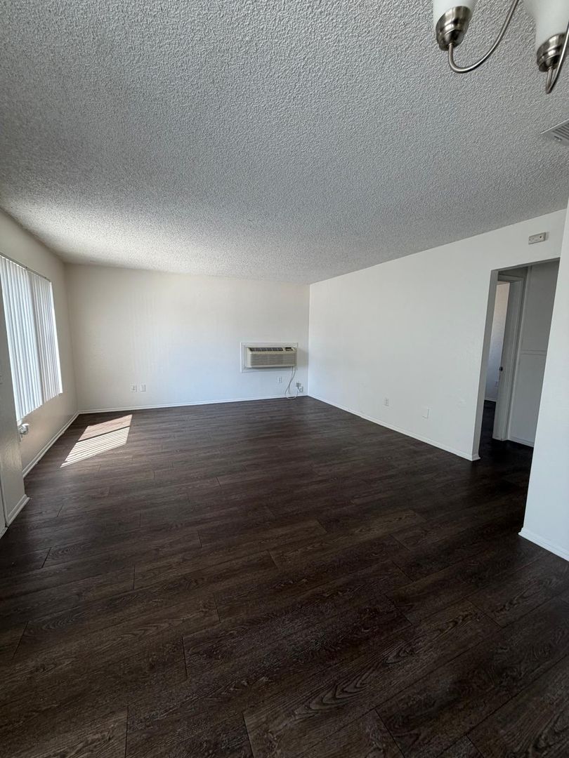 Fontana Apartment: 17015-17016 Ivy Ave