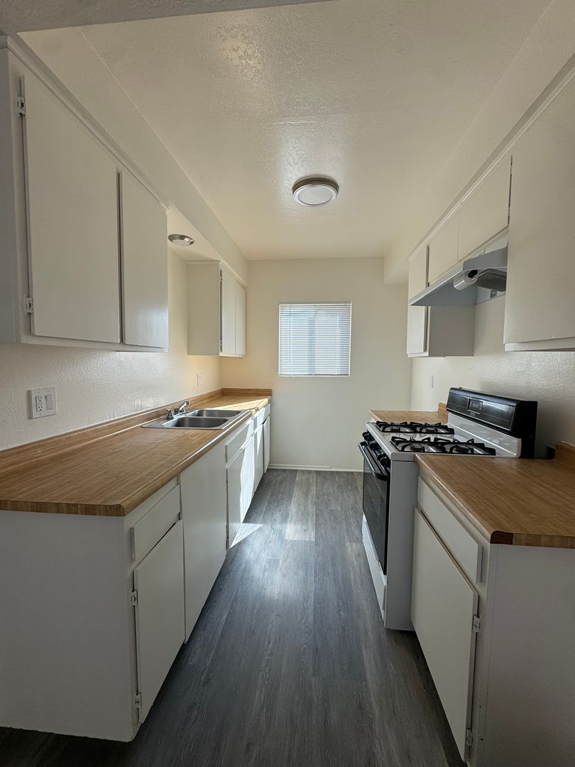 Fontana Apartment: 17015-17016 Ivy Ave