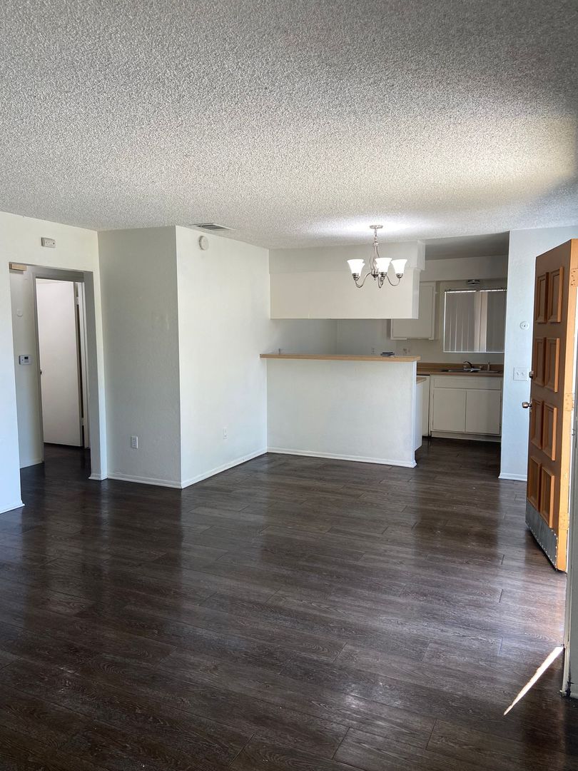 Fontana Apartment: 17015-17016 Ivy Ave