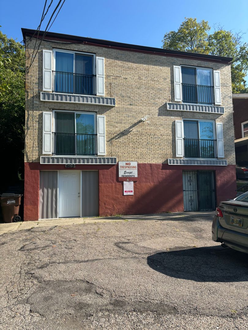 Cincinnati Apartment: 508 Clinton Springs Ave
