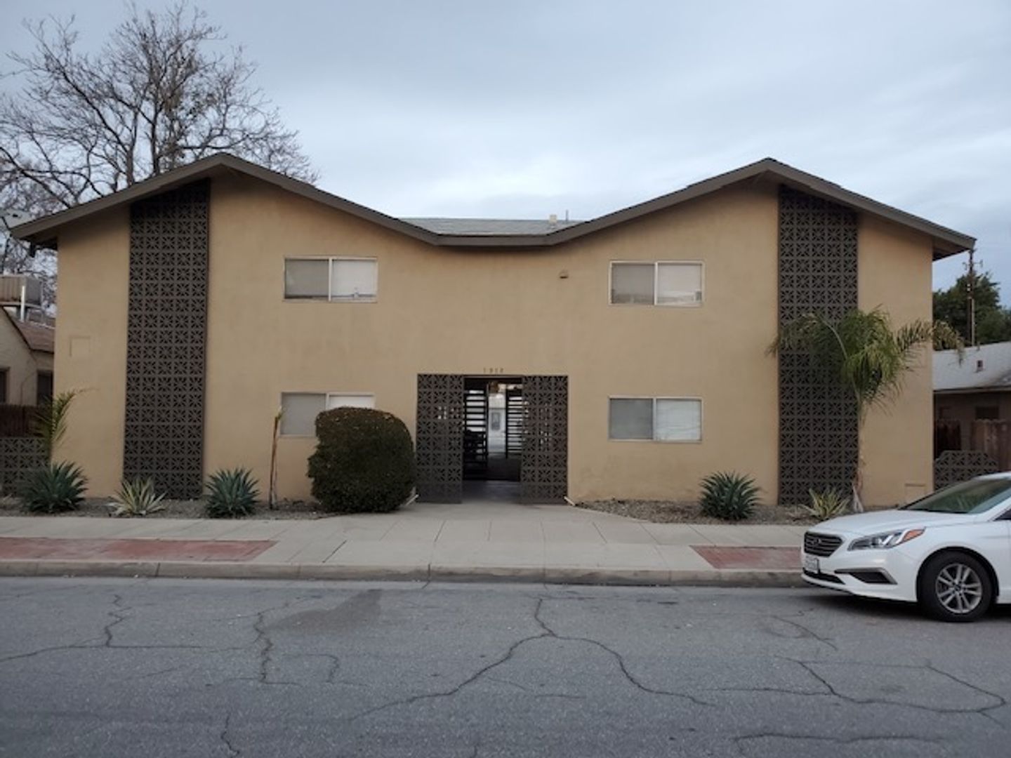 Bakersfield Apartment: 1918 16th Street