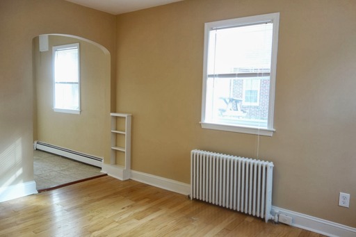 Bright and Sunny Basement Apartment, Quiet Street, Pet OK!