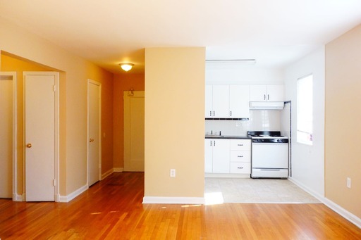 Renovated 2BR/1BA in Brentwood – Hardwood Floors, Dishwasher, On-Site Laundry, Off-Street Parking, Pet Friendly