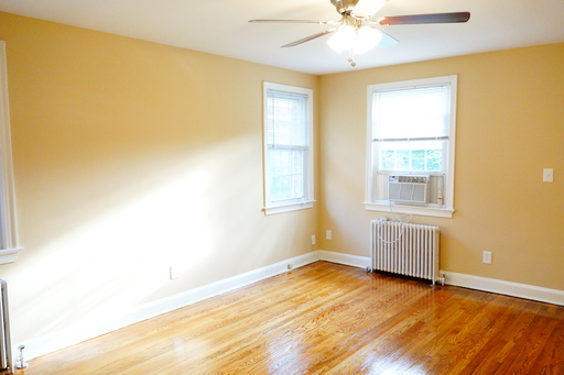 Gorgeous Studio Apartment, Separate Full Kitchen, Dining Area, Sunny, Hardwood Floors, Tons of extra storage! Bring your pets!